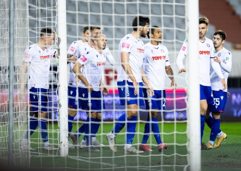 Loše vijesti iz Hajduka, koronavirus poharao momčad i stručni stožer, čak 20 zaraženih; jasno je da ništa od derbija s Dinamom