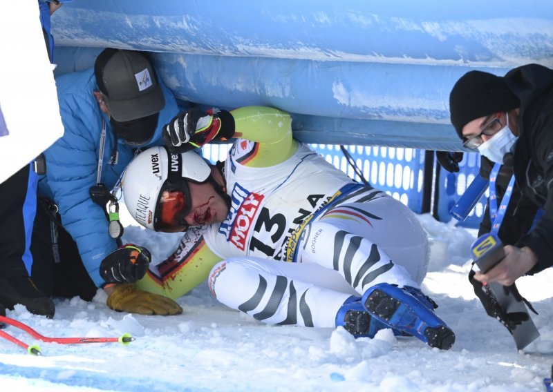 [VIDEO/FOTO] Dva teška pada obliježila spust skijaša; posebno loše je prošao Nijemac koji se zabio u reklame i završio krvavog lica