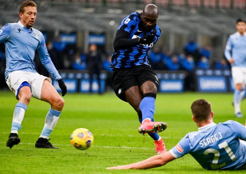 Inter zasjeo na vrh ljestvice Serie A; Romelu Lukaku zabio je dva gola i asistirao za treći u uvjerljivoj pobjedi protiv Lazija