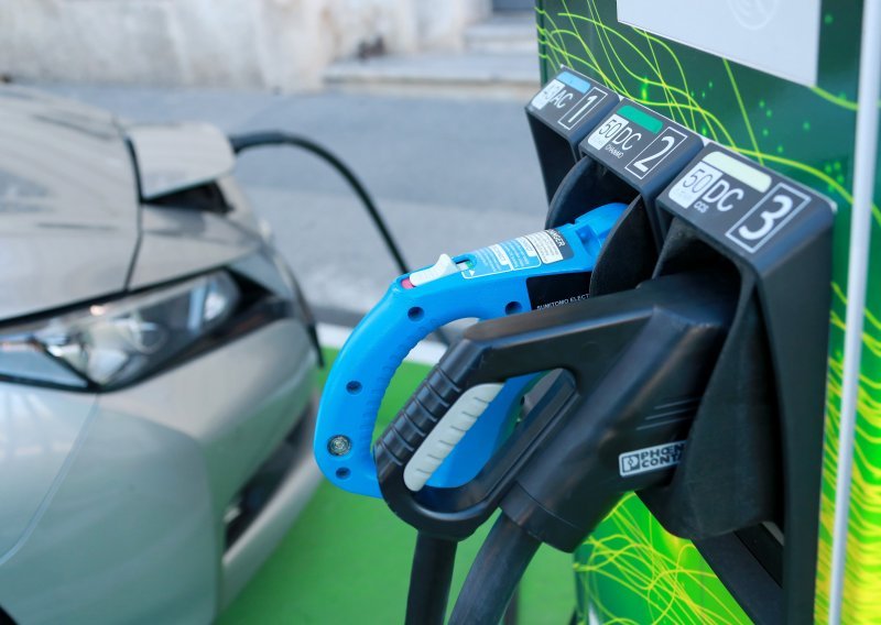 Uskoro kreću subvencije za električna i hibridna vozila, doznali smo zašto će i ove godine biti navala na 'najbrži prst' i postoji li alternativa tom kontroverznom modelu