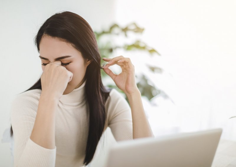 Oči vas peku i suhe su dok radite? Evo nekoliko korisnih trikova