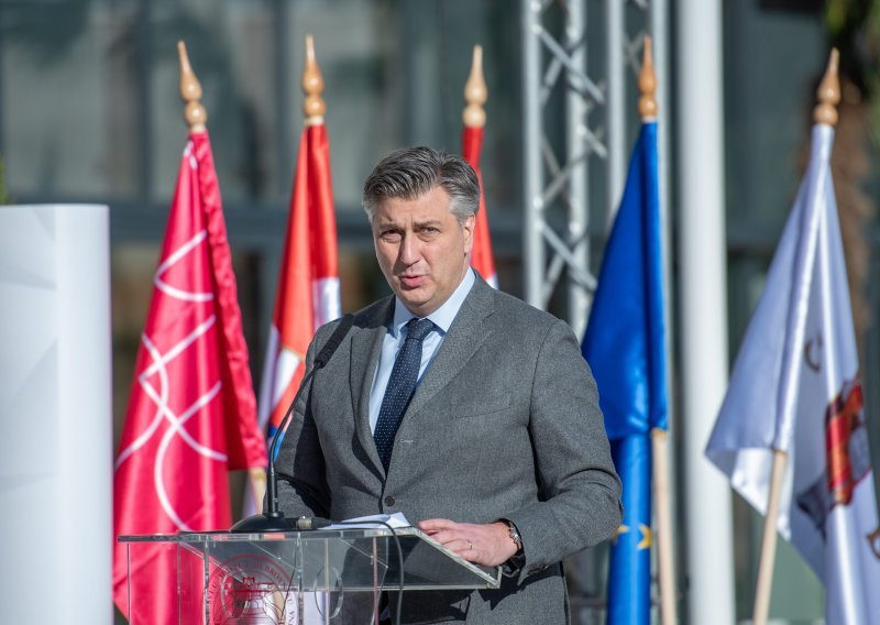 Plenković poslao poruku u Rijeku: Nema teoretske šanse da ne preporučuju cijepljenje AstraZenecom starijima. To je nedopustivo, promijenit ćemo zakon!