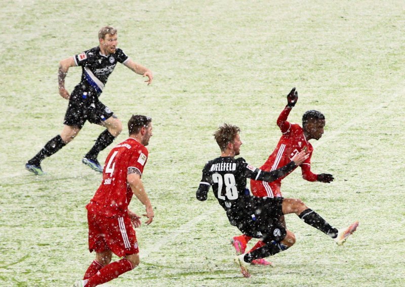 [FOTO] Po jakom snijegu odigrana luda utakmica u Münchenu; Arminiji kod Bayerna to nije uspjelo od 1985.