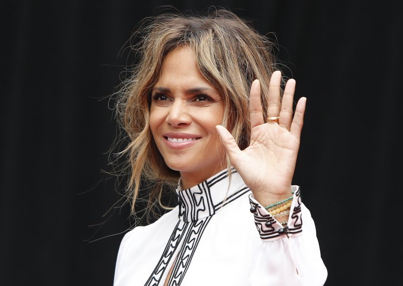 Izgleda senzacionalno: Halle Berry u toplesu pleše za svog dečka