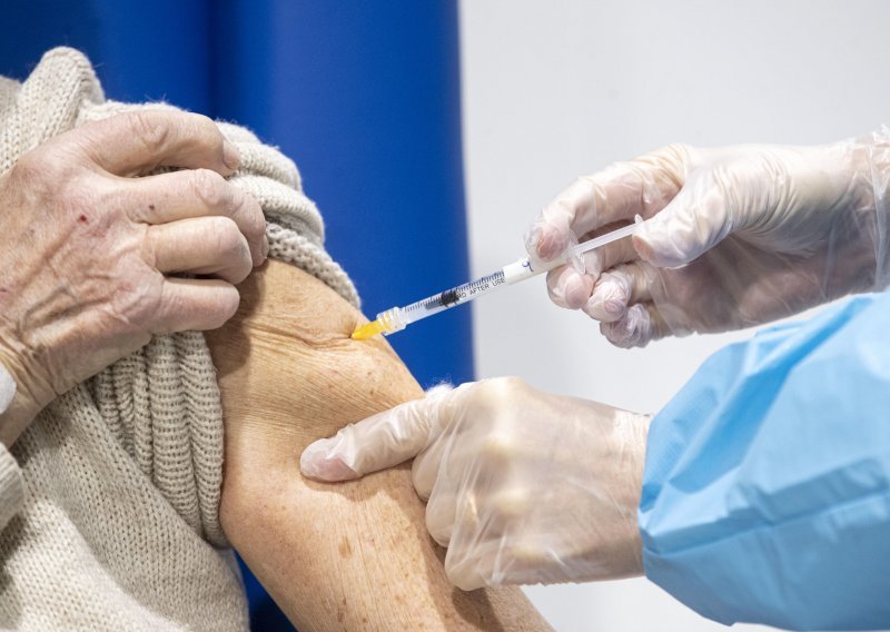 Nestašica posebnih šprica stvara probleme u cijepljenju protiv covida u Japanu