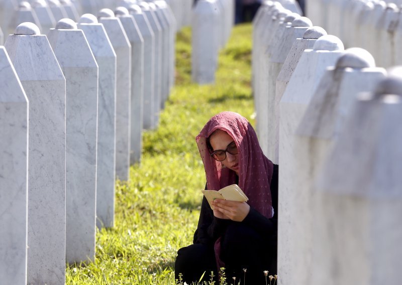 Bivši Mladićev časnik optužen za genocid u Srebrenici