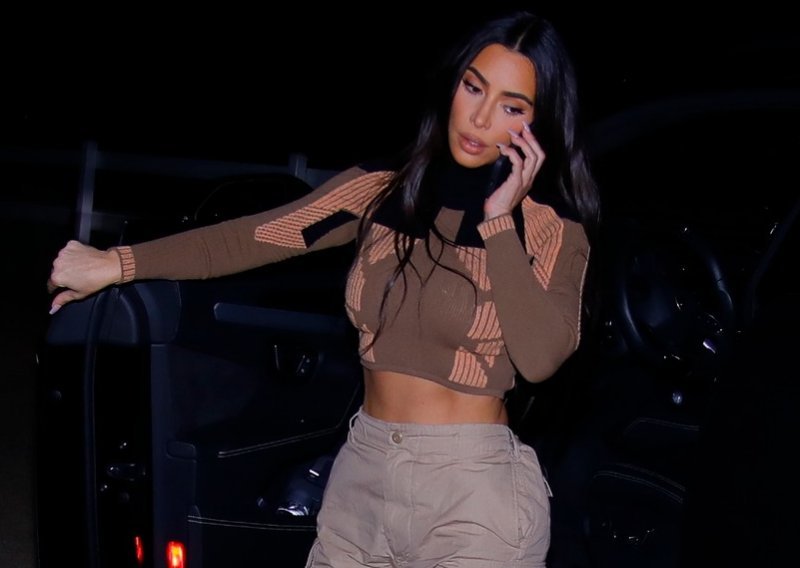 Kim Kardashian osvojile kultne hlače koje su desetljećima na modnoj sceni, a ponovno su veliki hit