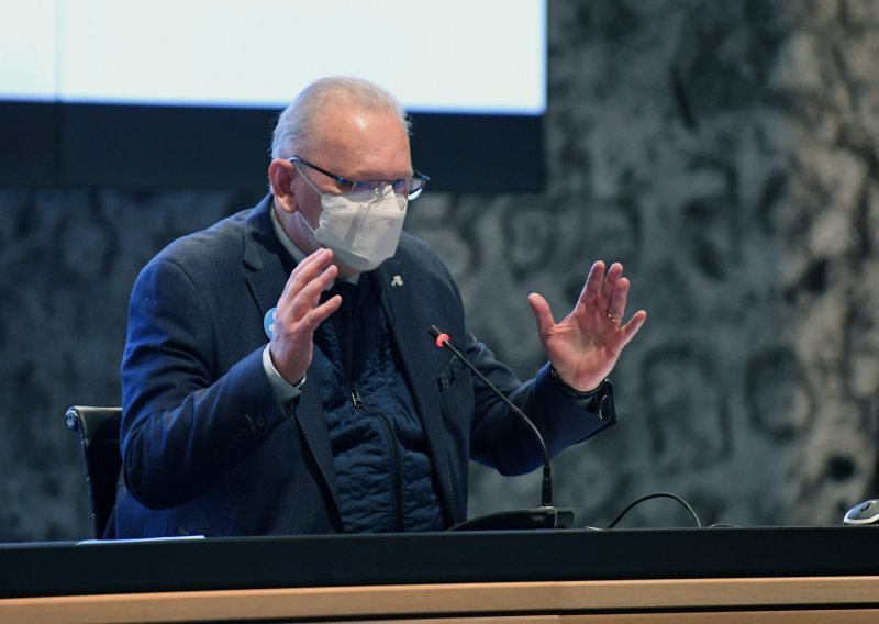 [FOTO] Na još jednoj maratonskoj konferenciji za medije zaiskrilo oko antigenskih testova, Božinović govorio o popuštanju mjera i napetostima s Rijekom i Istrom