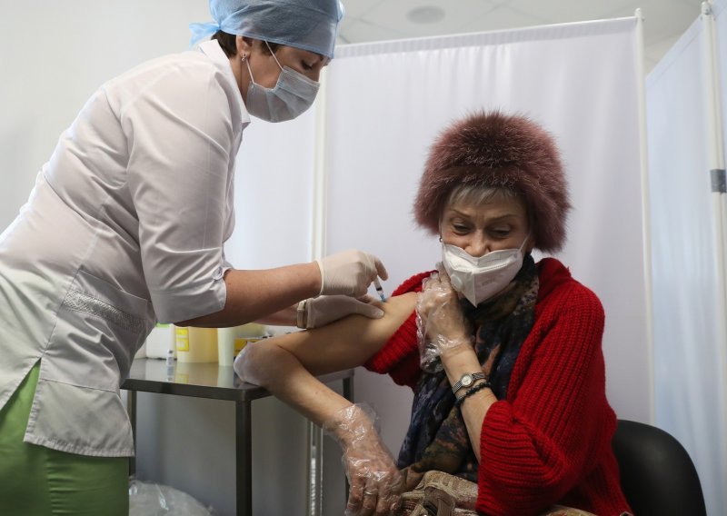 Rusko je cjepivo prešlo put od omalovažavanja do glavne premije u borbi protiv koronavirusa. Pogledajte što znamo o Sputnjiku V