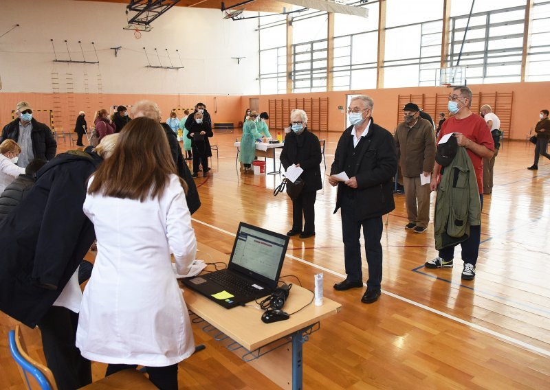 [FOTO/VIDEO] Karlovčani dočekali 'masovno' cijepljenje: Nije bitno je li AstraZeneca ili Pfizer; organizacija je odlična!