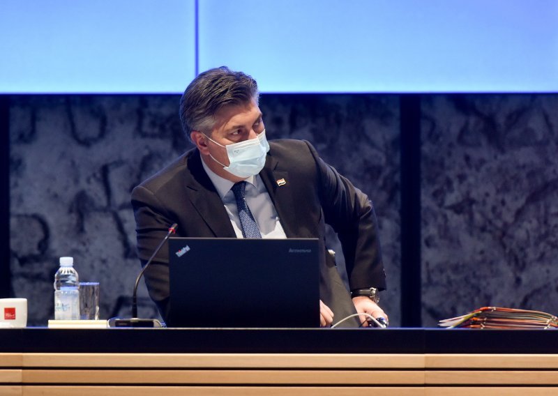 Plenković: Neka Butković ode s Komadinom u kafiće u kojima se diskriminiraju članovi HDZ-a pa neka mu objasni što Vlada radi za Primorsko-goransku županiju