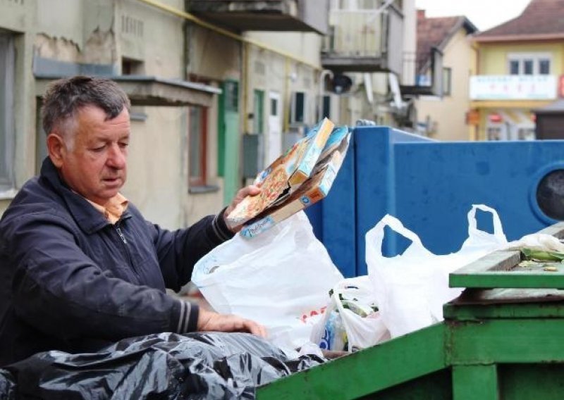 Iz hobija pretura po kontejnerima: Šokiran je koliko hrane i vrijednog otpada završi u smeću