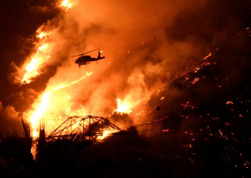 Stotine ljudi bježe pred požarima u Kaliforniji