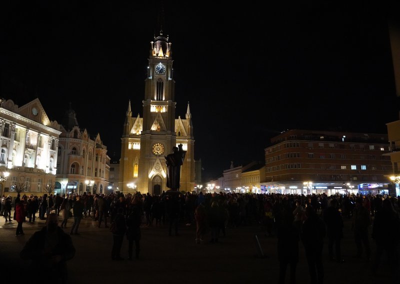 Novi Sad večeras se oprašta od Panonskog mornara: Glavni gradski trg prepun ljudi, čuje se pjesma...