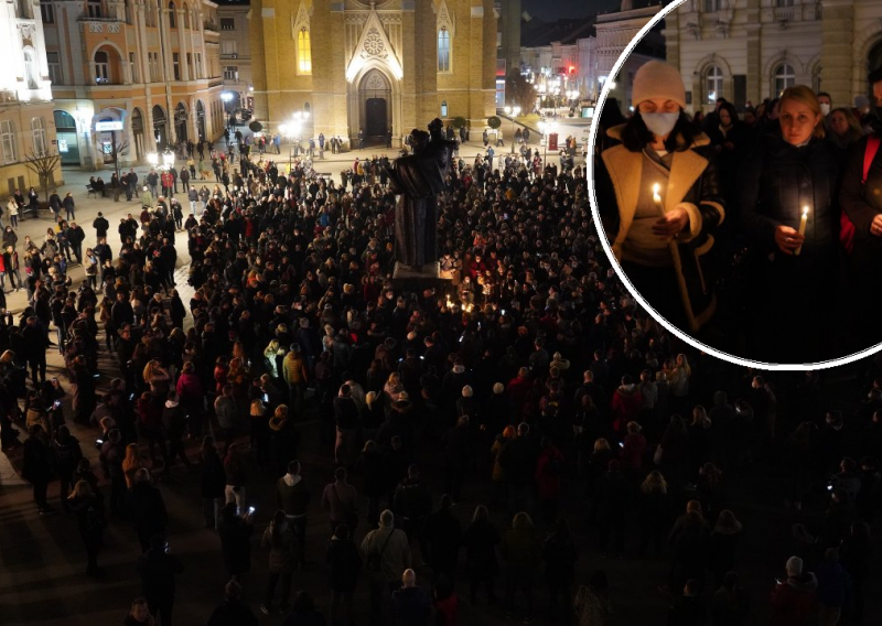 [VIDEO, FOTO] Novi Sad se oprašta od Panonskog mornara: Glavni gradski trg prepun ljudi, čuje se pjesma...