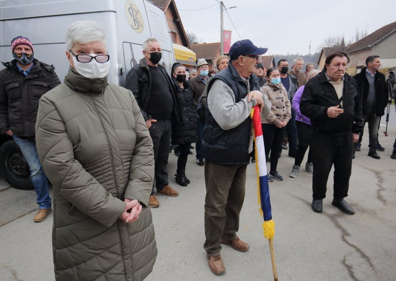 [FOTO] Mještani Šarengrada traže izmještanje teškog prometa s državne ceste D2