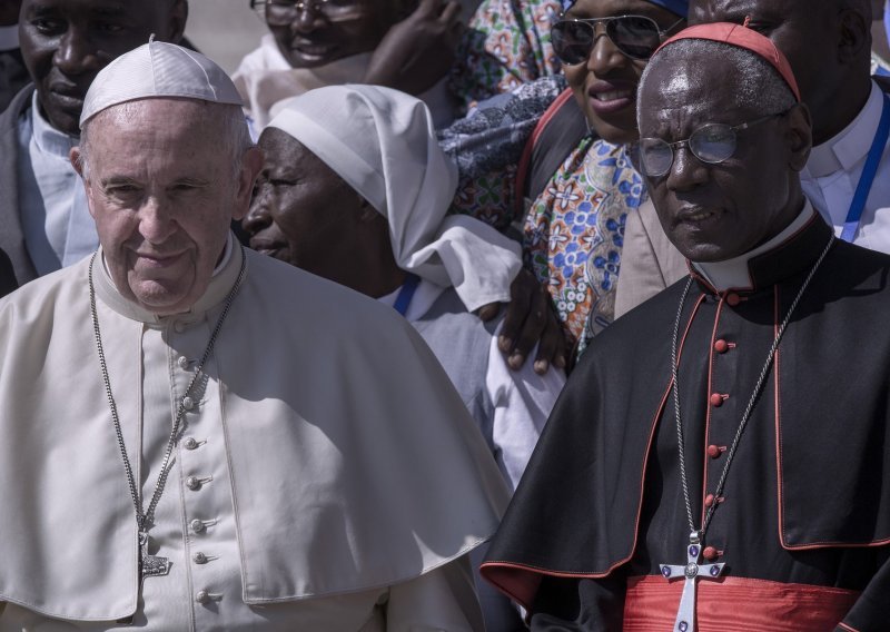 Papa prihvatio ostavku gvinejskog ultrakonzervativnog kardinala Roberta Saraha, prefekta Kongregacije za bogoštovlje i disciplinu sakramenta: 'Ja sam u rukama Božjim'