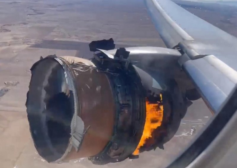 [VIDEO] Dramatična snimka: Boeing 777 morao prisilno sletjeti jer se zapalio motor, dijelovi padali po kućama