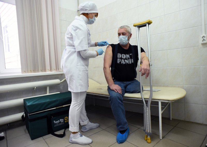 Britanija dala prvu dozu cjepiva 17,6 milijuna ljudi, Rusija cijepi beskućnike