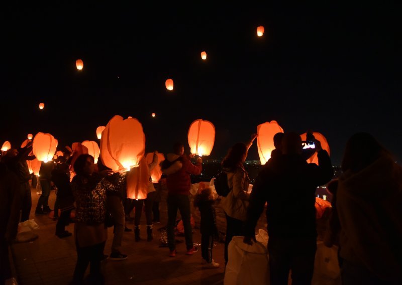 [FOTO] Rijeka Novosađana oprostila se od Panonskog mornara: Sugrađani Balaševića ispratili na vječni počinak pjesmom i lampionima