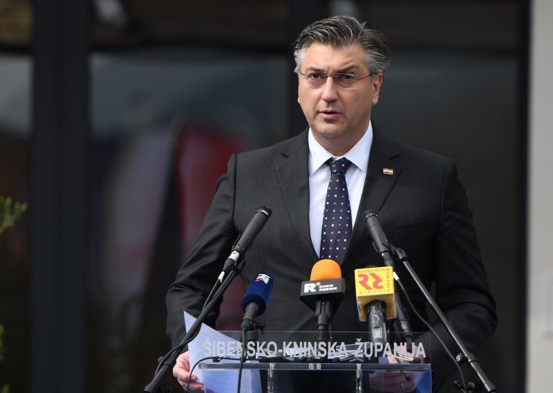 Plenković o 'gospodinu iz Tri majmuna', Grbinu i Obersnelu: Da je vlasnik kafića bio član HDZ-a pa rekao da neće primiti SDP-ovce, Srbe, Židove, Rome, članove Armade…Što bi se tada dogodilo?!