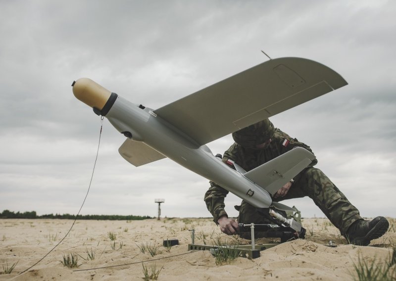 [VIDEO] Poljski teritorijalci u strahu od ruskih oklopnjaka dobivaju dronove samoubojice koji stanu u naprtnjače