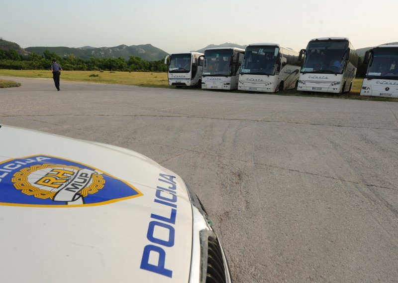 Mladić kod Varaždina ukrao autobus, provozao se i vratio ga na parkiralište, zaradio je kaznenu prijavu