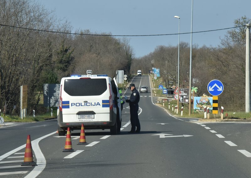 Bježao policiji, pretjecao, vozio u suprotnom smjeru... Muškarac uhićen zbog divljanja u prometu