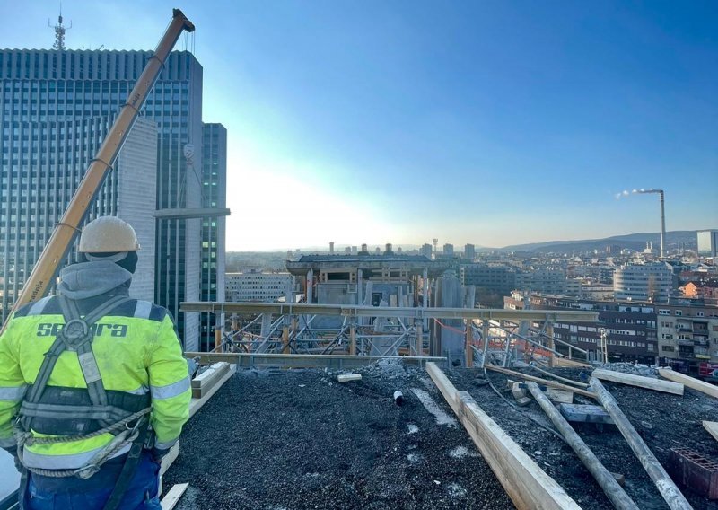 [FOTO/VIDEO] Tri tjedna prije roka uklonjena betonska nadstrešnica s kuturnog dobra koja je prijetila Zagrepčanima. Pogledajte kako je izgledalo skidanje zadnje gromade od 19 tona