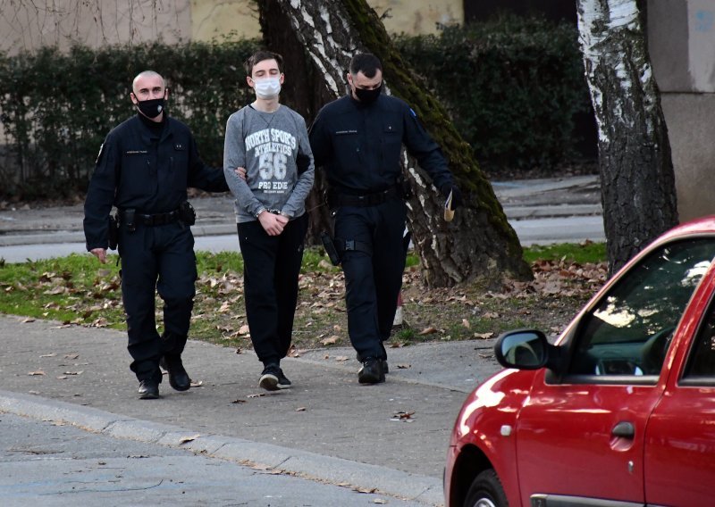 [FOTO] Priveden mladić osumnjičen da je sjekirom ubio oca