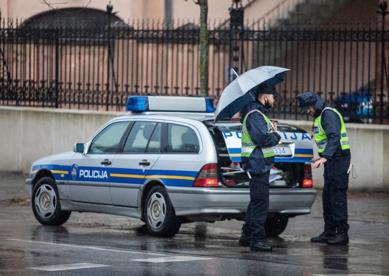 Pretragom kuće muškarca u Lipiku policija pronašla pušku, automatsku pušku, ručno rađenu pušku, šest pištolja, eksploziv i marihuanu