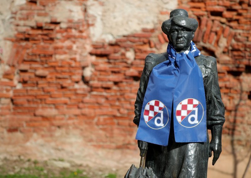 [FOTO] Velikani grada Zagreba navijaju za Dinamo; na čak 22 spomenika pojavili se navijački šalovi maksimirskog kluba