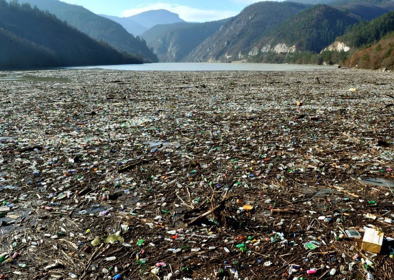 [VIDEO] Mitska Drina zatrpana gomilama smeća: Ne mogu očistiti koliko mogu zagaditi