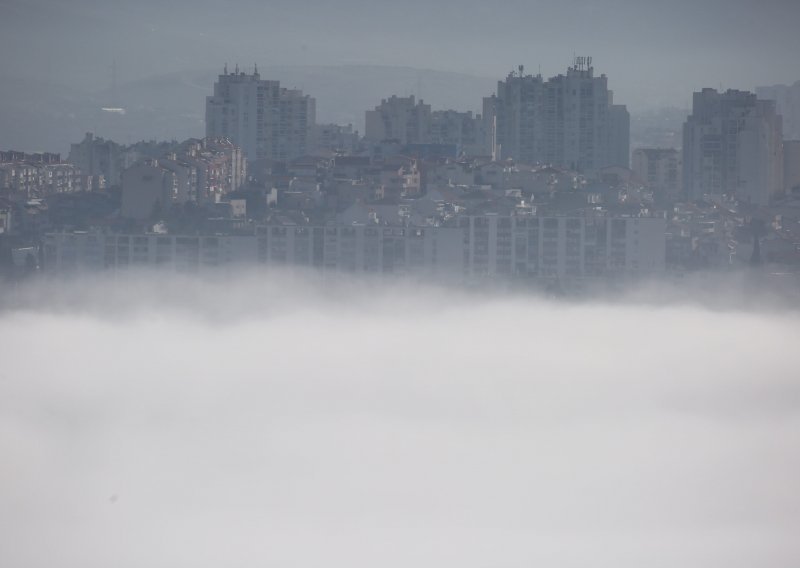 [FOTO] Split se i jutros probudio u magli, pogledajte nevjerojatne prizore grada