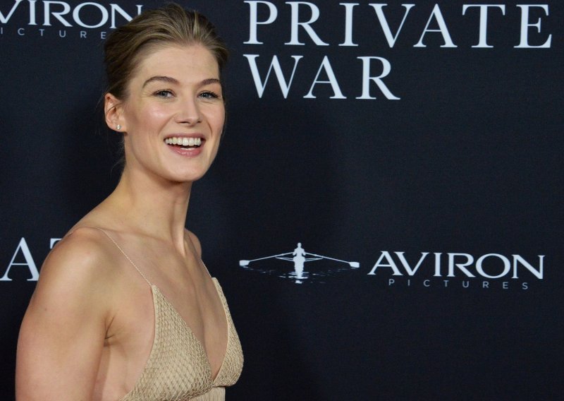 Glumica Rosamund Pike žali se na bujanje poprsja i promjenu boje očiju na plakatima, i pita se koliko je toga što ni ne primijeti