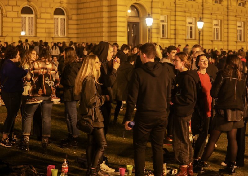[FOTO/VIDEO] Opet se stotine mladih zabavljalo ispred HNK u Zagrebu, izbila je i masovna tučnjava