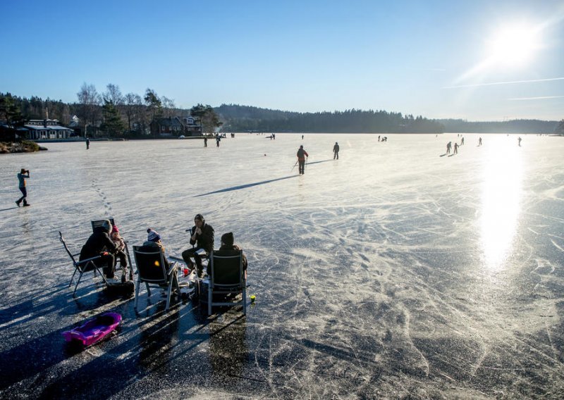 Dan nakon nesreće u kojoj se utopilo četvero ljudi, u švedskom jezeru kroz led propala još dvojica