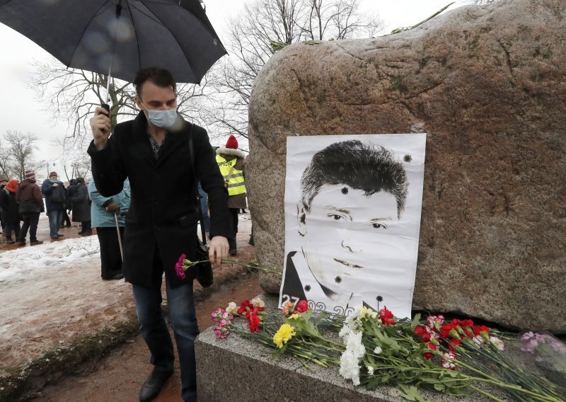 [FOTO] Tisuće Rusa odale počast ubijenom oporbenom čelniku Borisu Nemcovu