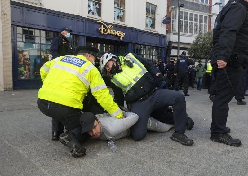 [FOTO/VIDEO] Nasilje na prosvjedu protiv stroge karantene u Dublinu
