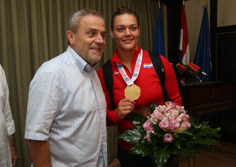 Od Bandića se sentimentalno oprostila i Sandra Perković: Čuvaj nas kao što si to uvijek radio, ali s nekog drugog mjesta