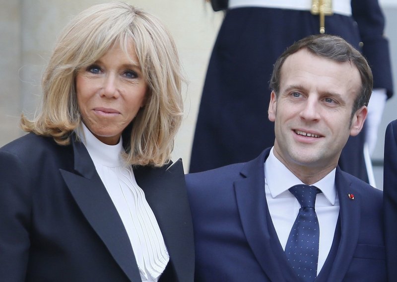 Nova knjiga otkriva dosad nepoznate detalje o početku veze Emmanuela Macrona s današnjom suprugom, 24 godina starijom Brigitte Macron