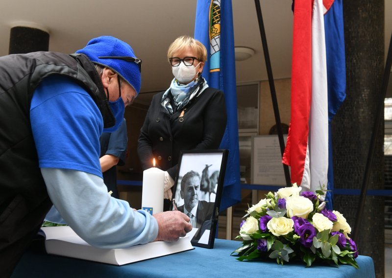 [FOTO] U Knjigu žalosti upisali se Bandićevi suradnici, gradski političari i poznate osobe