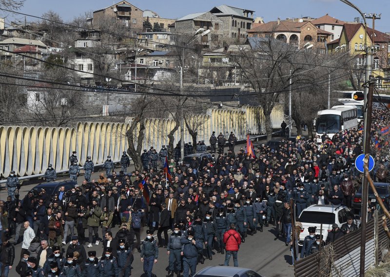 Armenski prosvjednici upali u zgradu vlade i traže odlazak premijera Pašinjana