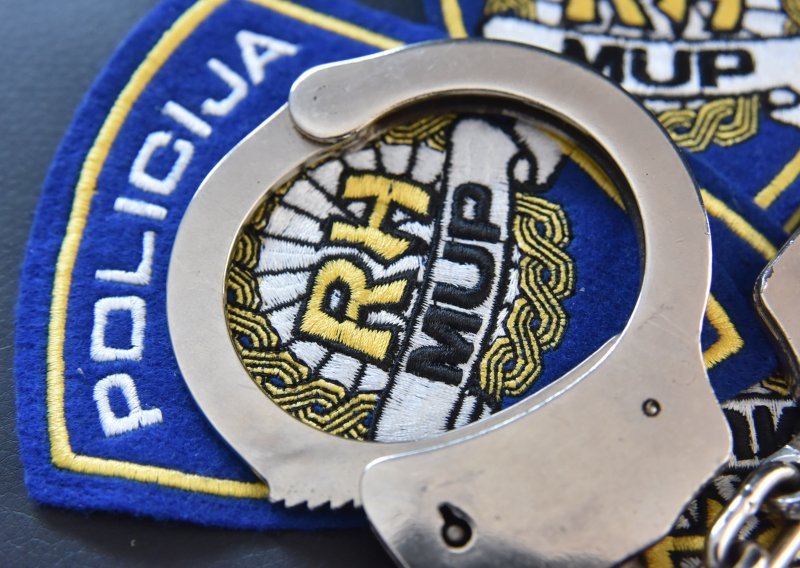 Policija privela muškarca koji je u Umagu pijan mahao nožem i vikao na prolaznike