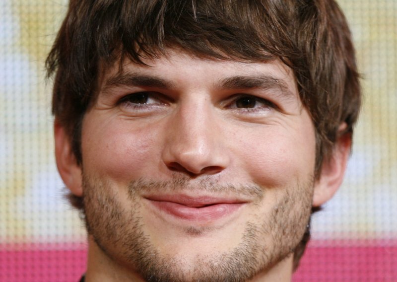 Kako je Ashton Kutcher smjestio Kim Kardashian