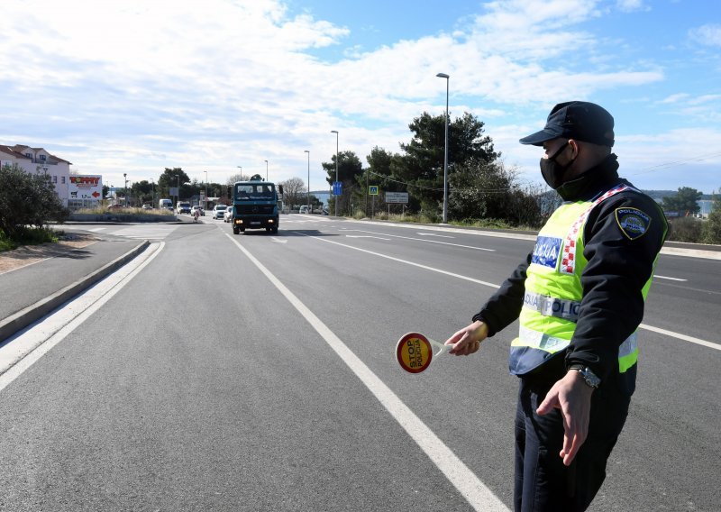 Pijan i bez položenog vozačkog ispita muškarac bježao policiji kod Osijeka; dobio je 22 kaznena boda i 63.300 kuna kazne