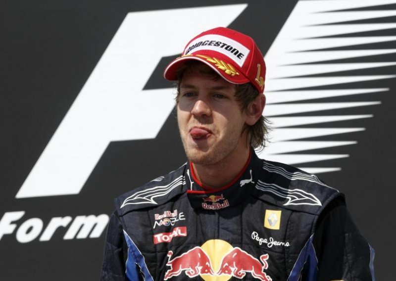 Vettel izletio i zabio se u Zid prvaka