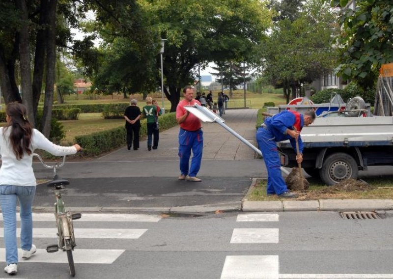 Zabavljali se uništavajući znakove i putokaze