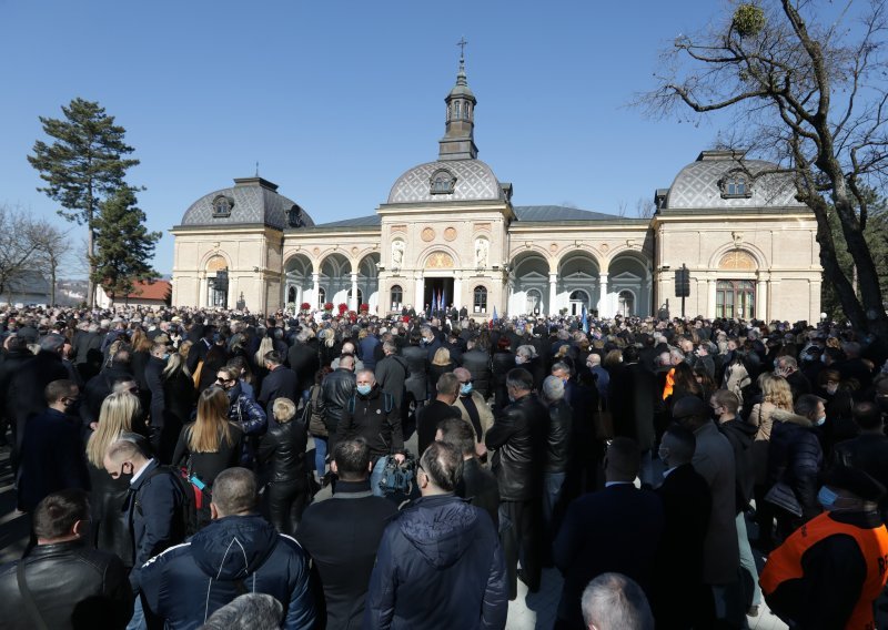 Nižu se reakcije na Bandićev pogreb; oštre poruke uputile Mirela Ahmetović, Dalija Orešković, Jadranka Kosor...