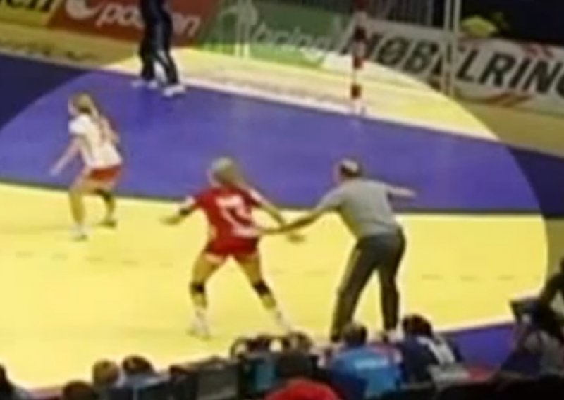 Usred utakmice srpski izbornik za dres vukao norvešku igračicu